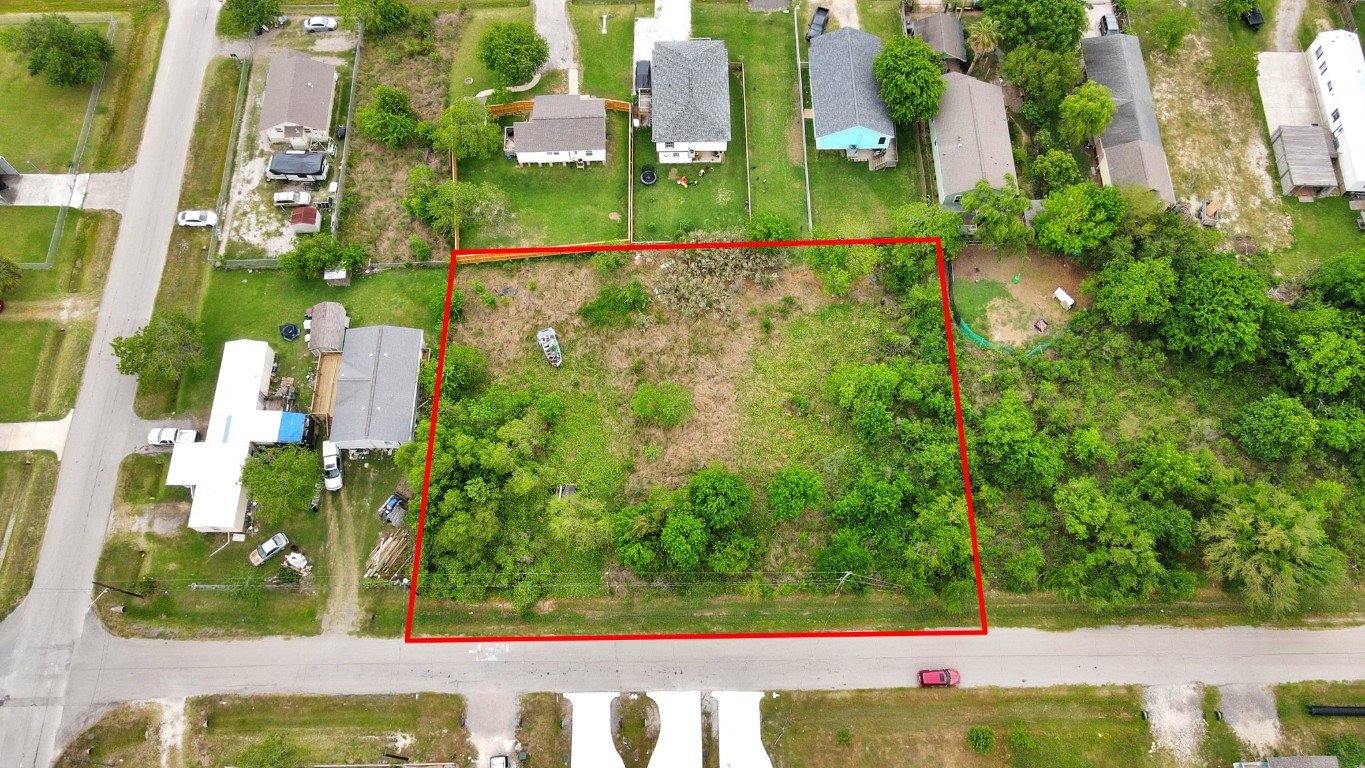433 13th Street San Leon, TX 77539 - Photo 2 of 22 a view of a street