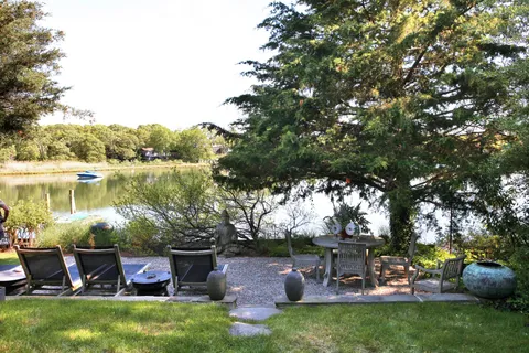 $7,150,000 | 10 Bluff Point Lane, Sag Harbor, NY 11963