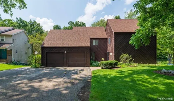 $294,900 | 279 Fairway Court, Plainwell, MI 49080
