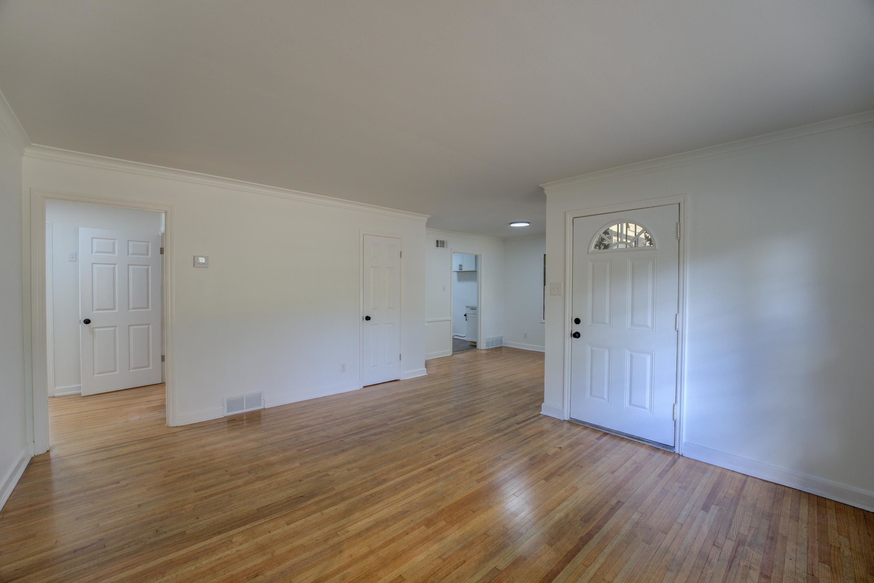 1609 South Perkins Road Memphis, TN 38117 - Photo 19 of 23 a big room with wooden floor and windows