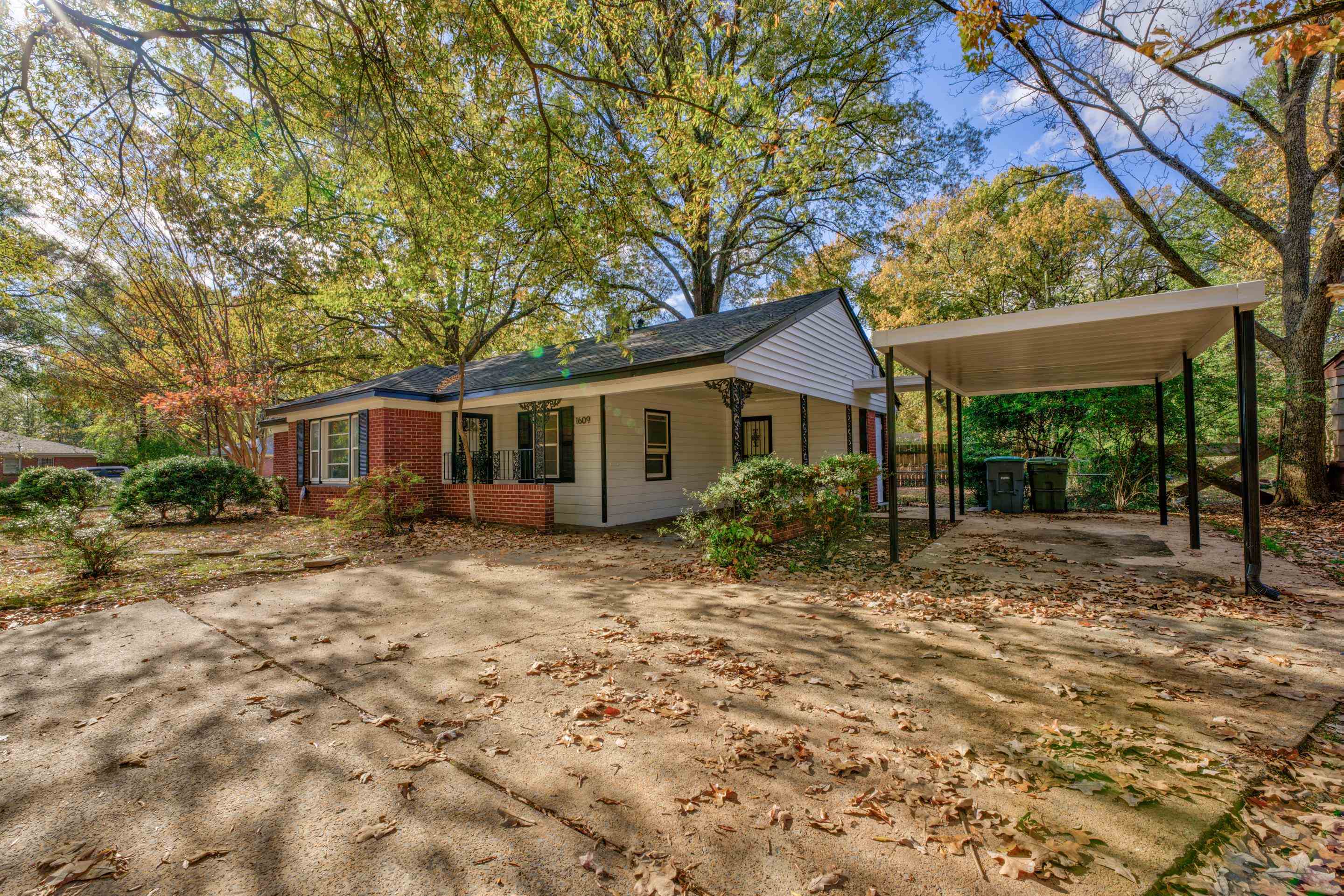 1609 South Perkins Road Memphis, TN 38117 - Photo 2 of 23 a front view of a house with a garden