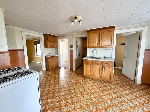$269,000 | 26 Wintworth Street, Chicopee, MA 01013