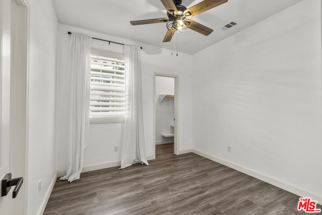 22157 Barrington Way Saugus, CA 91350 - Photo 27 of 48