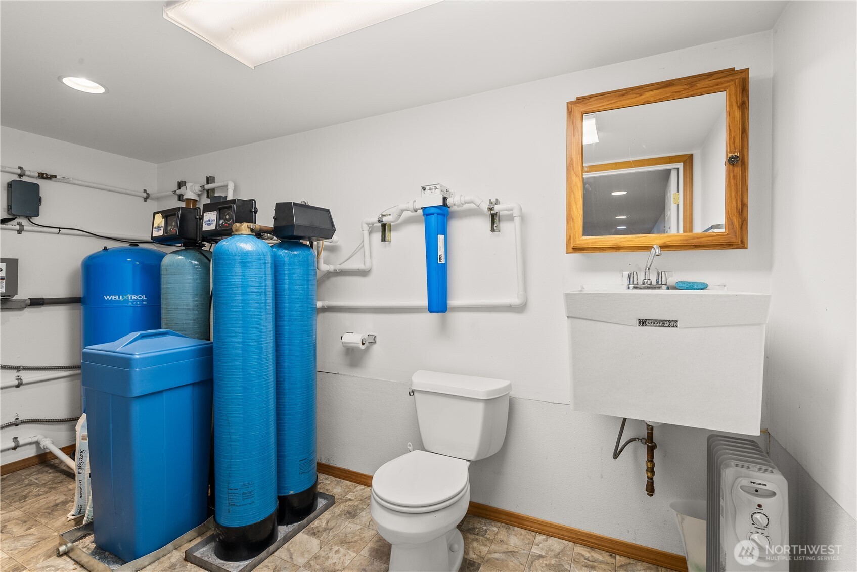 46 Richard Lane Elma, WA 98541 - Photo 32 of 40 a bathroom with a toilet a sink and mirror