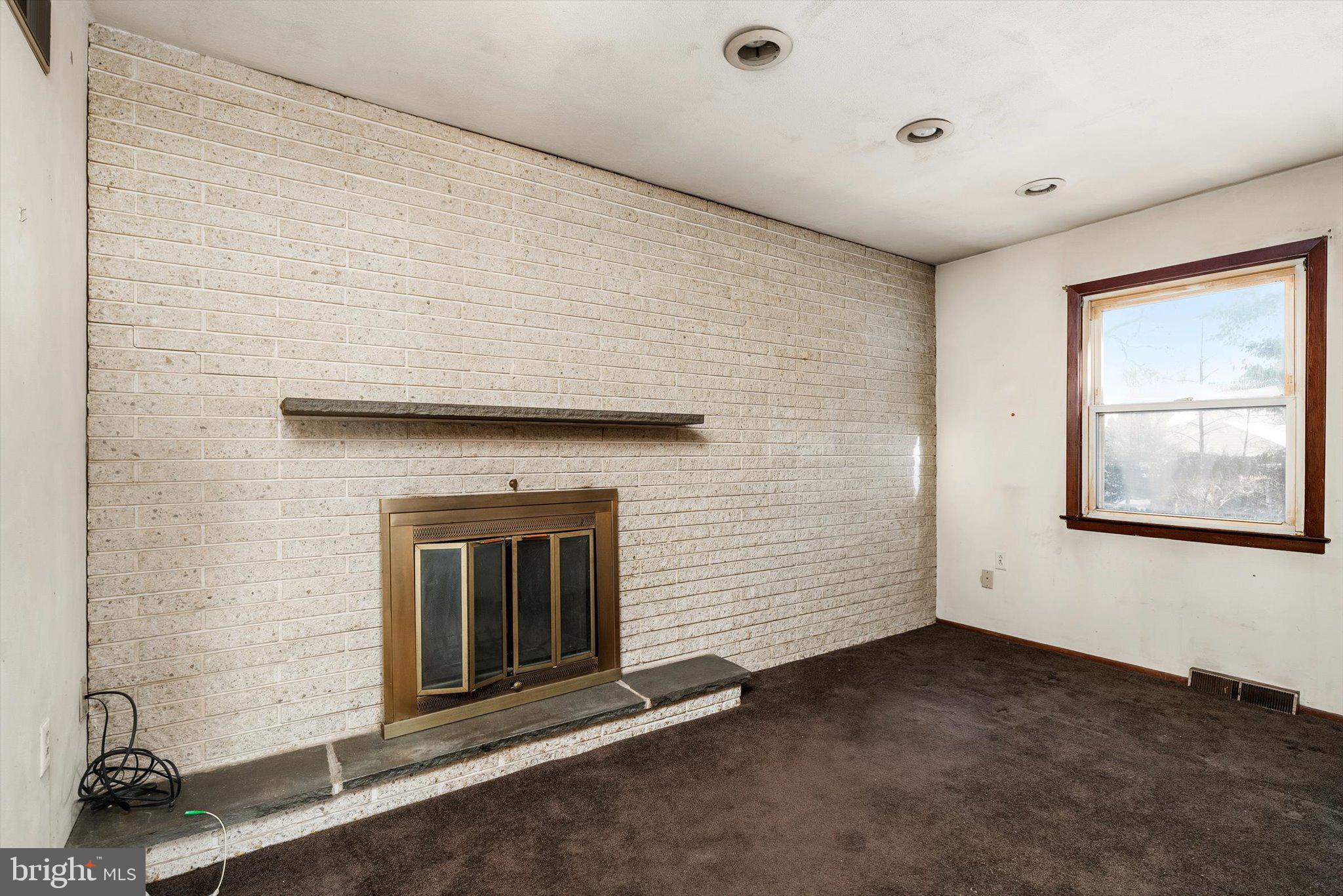 179 Saybrook Avenue Hamilton, NJ 08619 - Photo 15 of 26 an empty room with windows