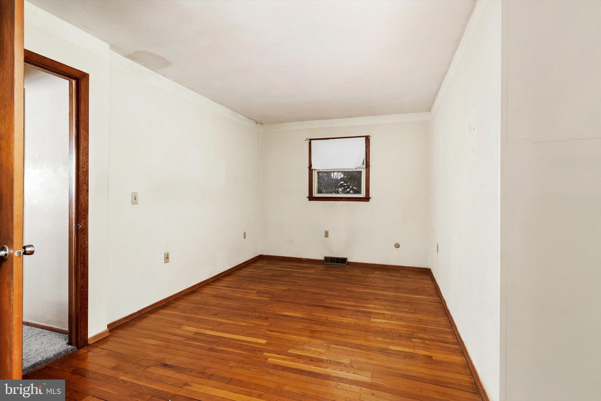 179 Saybrook Avenue Hamilton, NJ 08619 - Photo 19 of 26 a view of a room with wooden floor and a window