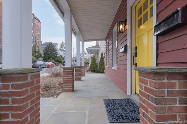 a view of a pathway along the building