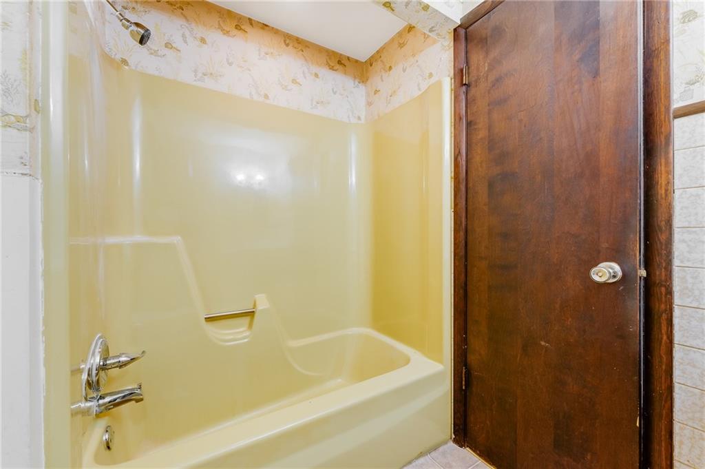 440 Steiner Bridge Road Valencia, PA 16059 - Photo 24 of 45 a bathroom with a bathtub