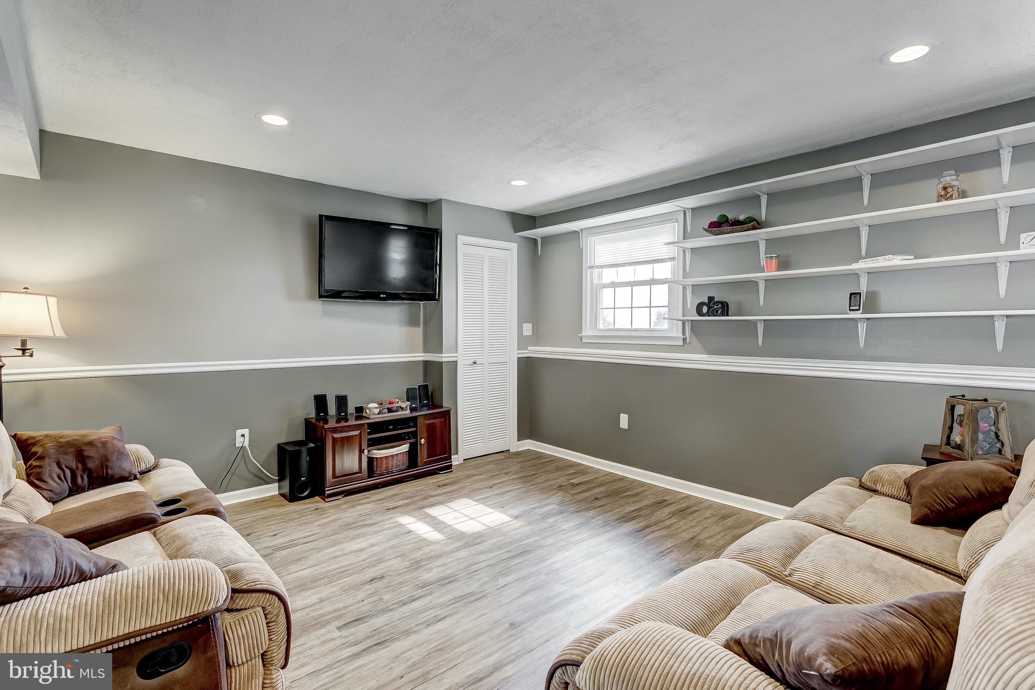 644 Jasontown Road Westminster, MD 21158 - Photo 27 of 68 Display shelving