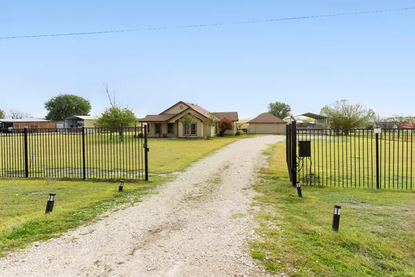 $450,000 | 2601 Windy Ridge Road, Taylor, TX 76574