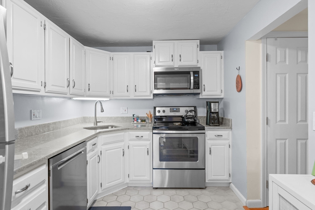 112 Ridgefield Circle, Unit B Clinton, MA 01510 - Photo 9 of 37