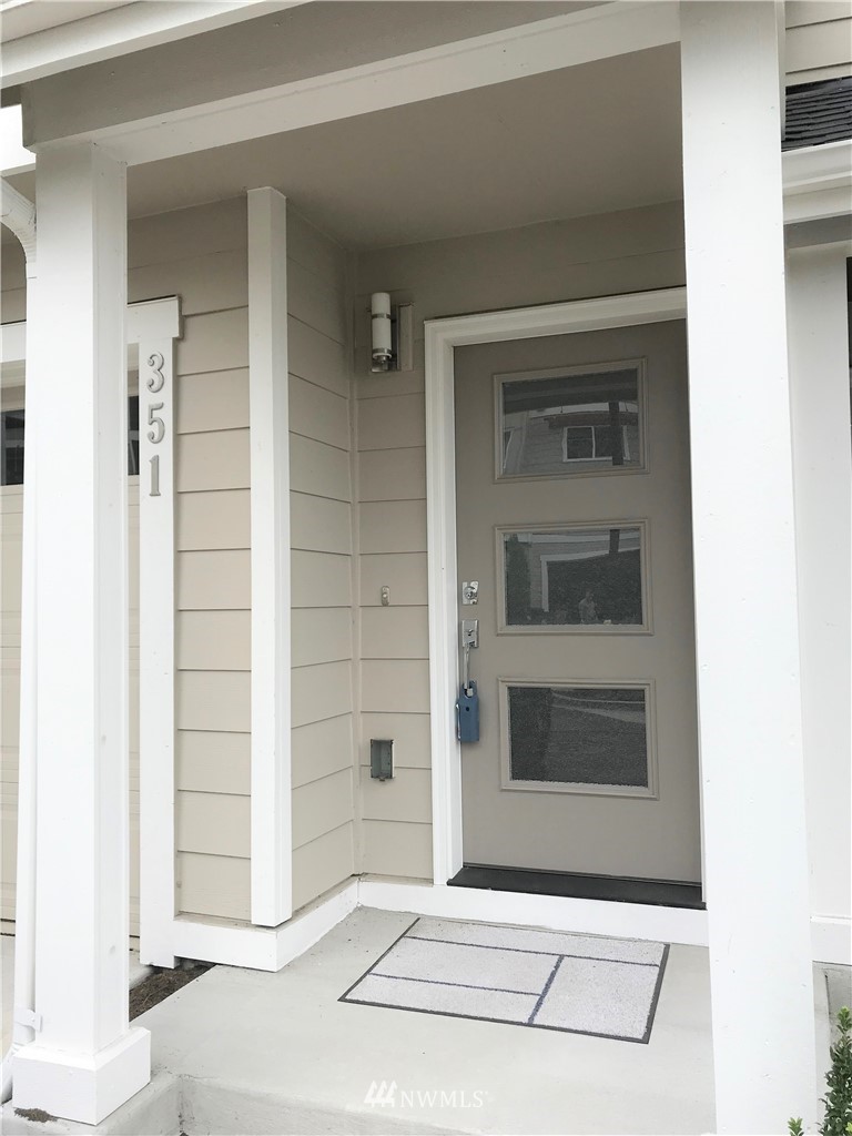 351 Vashon Court Northeast Renton, WA 98059 - Photo 4 of 19 Gallery Image 4