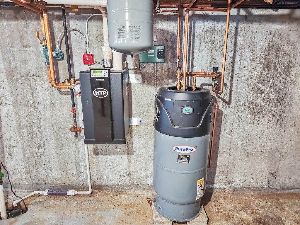 415 Chase Road Dartmouth, MA 02747 - Photo 29 of 34 a view of water heater room