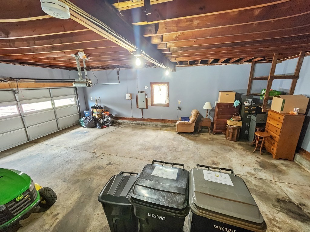 415 Chase Road Dartmouth, MA 02747 - Photo 33 of 34 a room with gym equipment