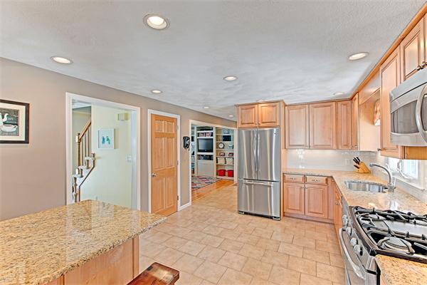 82 Anderson Road Marlborough, MA 01752 - Photo 6 of 25 Gallery Image 6