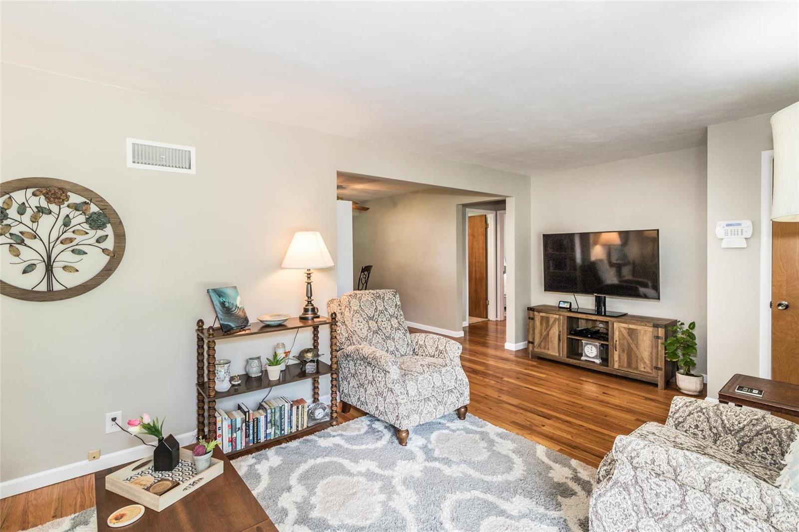 9807 Ridgely Lane St. Louis, MO 63123 - Photo 4 of 29 Gallery Image 4