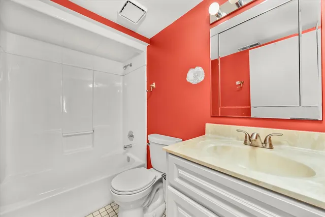 $200,000 | 4530 West 93rd Street, Unit 1A, Oak Lawn, IL 60453