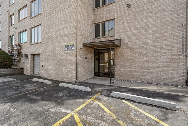 $200,000 | 4530 West 93rd Street, Unit 1A, Oak Lawn, IL 60453