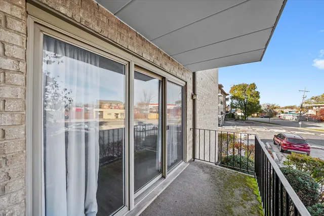 $200,000 | 4530 West 93rd Street, Unit 1A, Oak Lawn, IL 60453