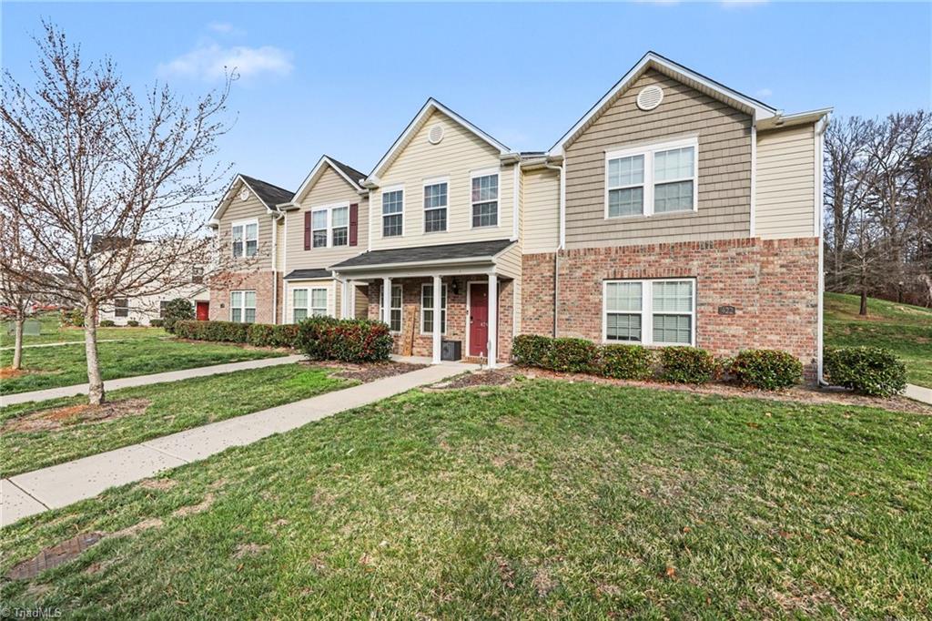 424 Sandybrooke Drive High Point, NC 27265 - Photo 3 of 28