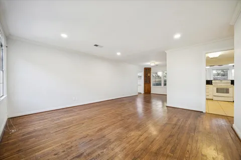 $2,395 | 5122 Locust Street, Bellaire, TX 77401