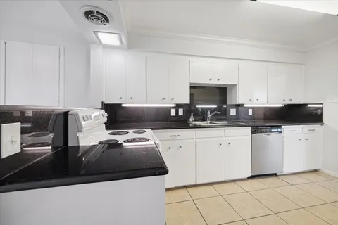 $2,395 | 5122 Locust Street, Bellaire, TX 77401