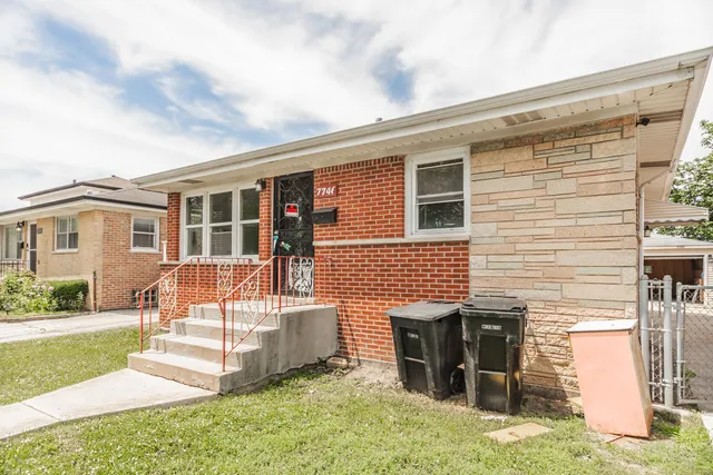 a view of a house with a backyard