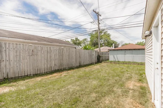 a view of a backyard