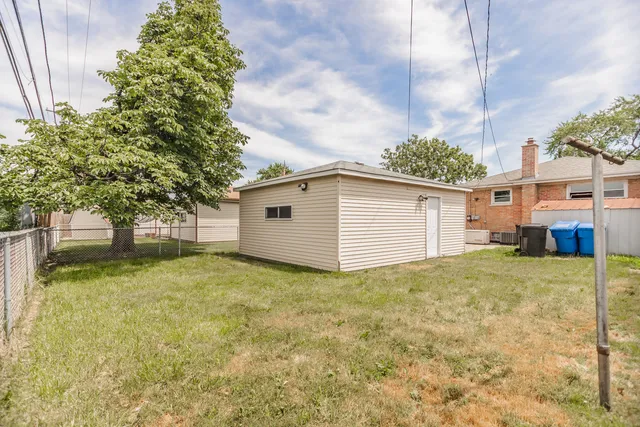 a view of a yard in front of a house