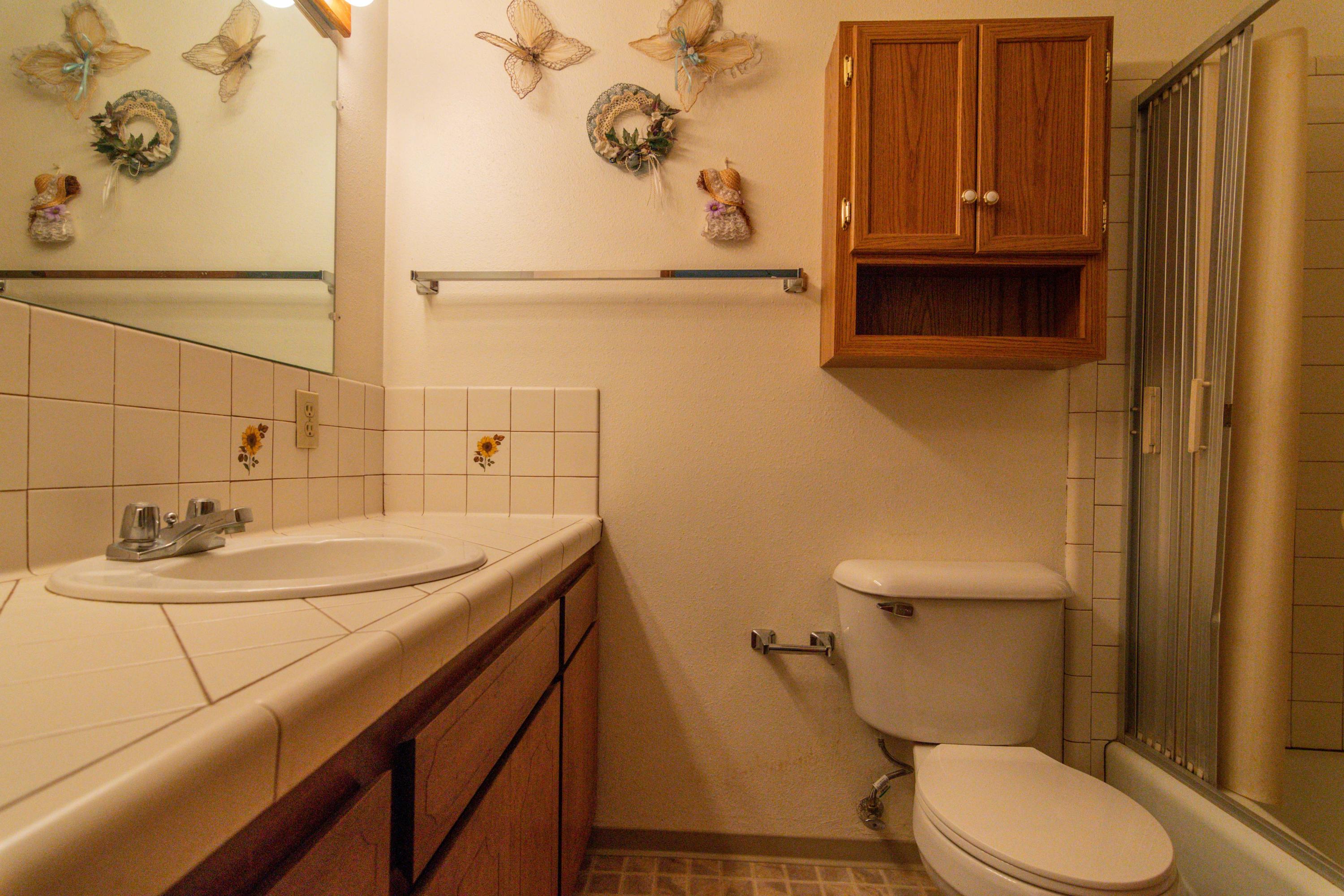 3580-3588 Hugo Road Merlin, OR 97532 - Photo 17 of 37 Upstairs bathroom