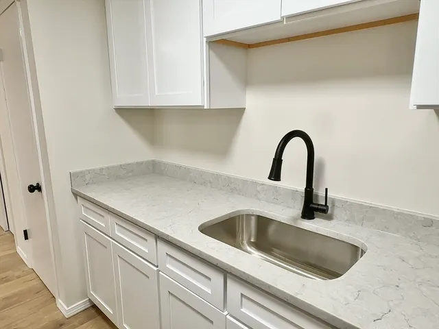 $2,400 | 180 Main Street, Unit B39, Bridgewater, MA 02324