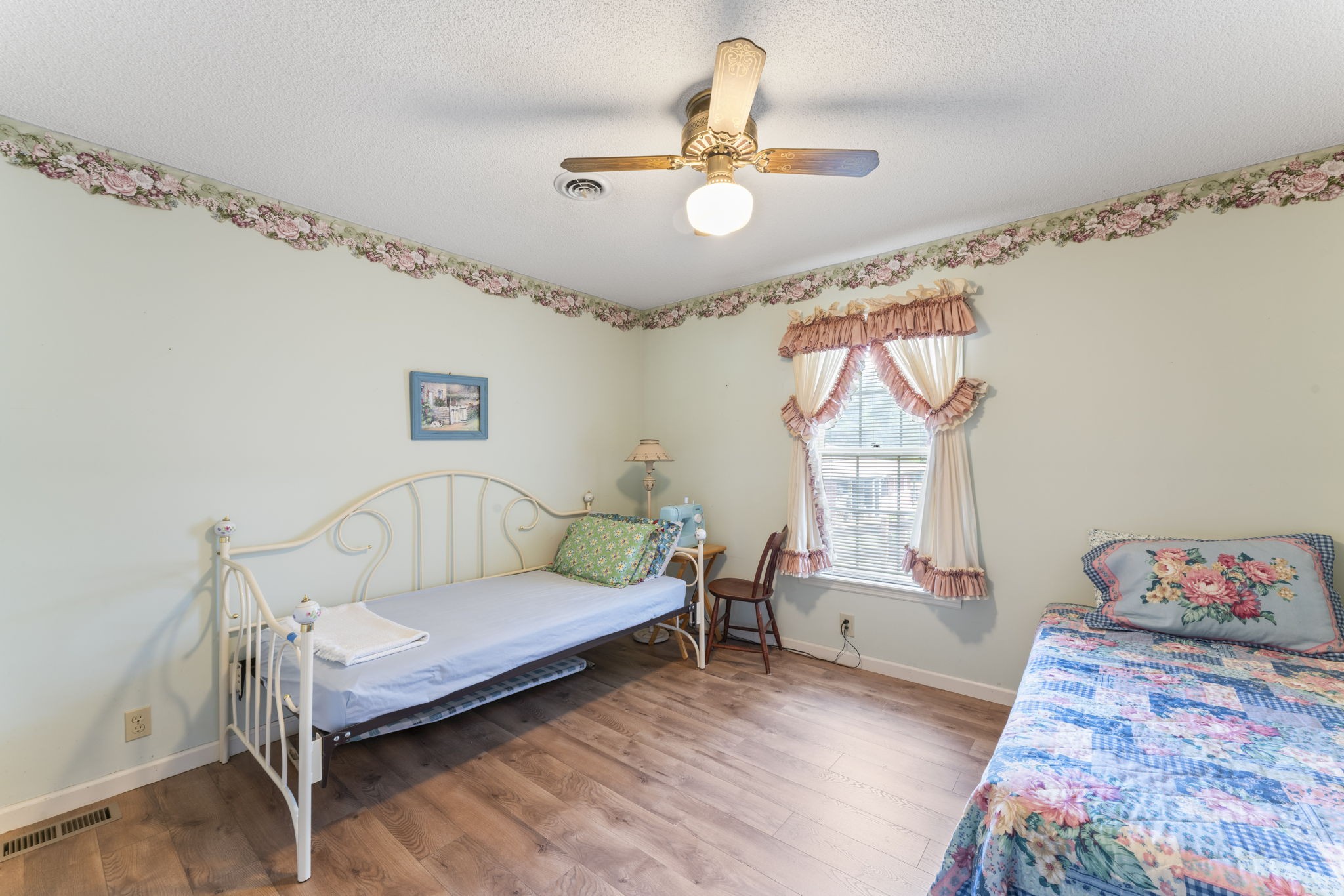 6737 Windrow Road Rockvale, TN 37153 - Photo 18 of 49 a living room with furniture and a table