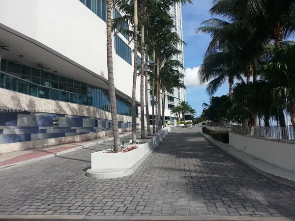 $5,600 | 335 South Biscayne Boulevard, Unit 4112, Miami, FL 33131