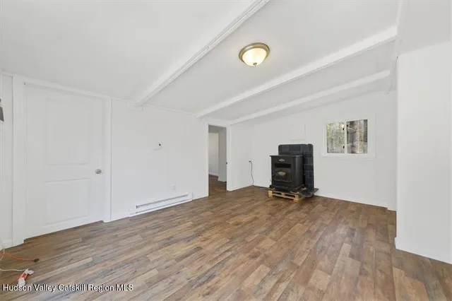 a view of a livingroom with a workspace