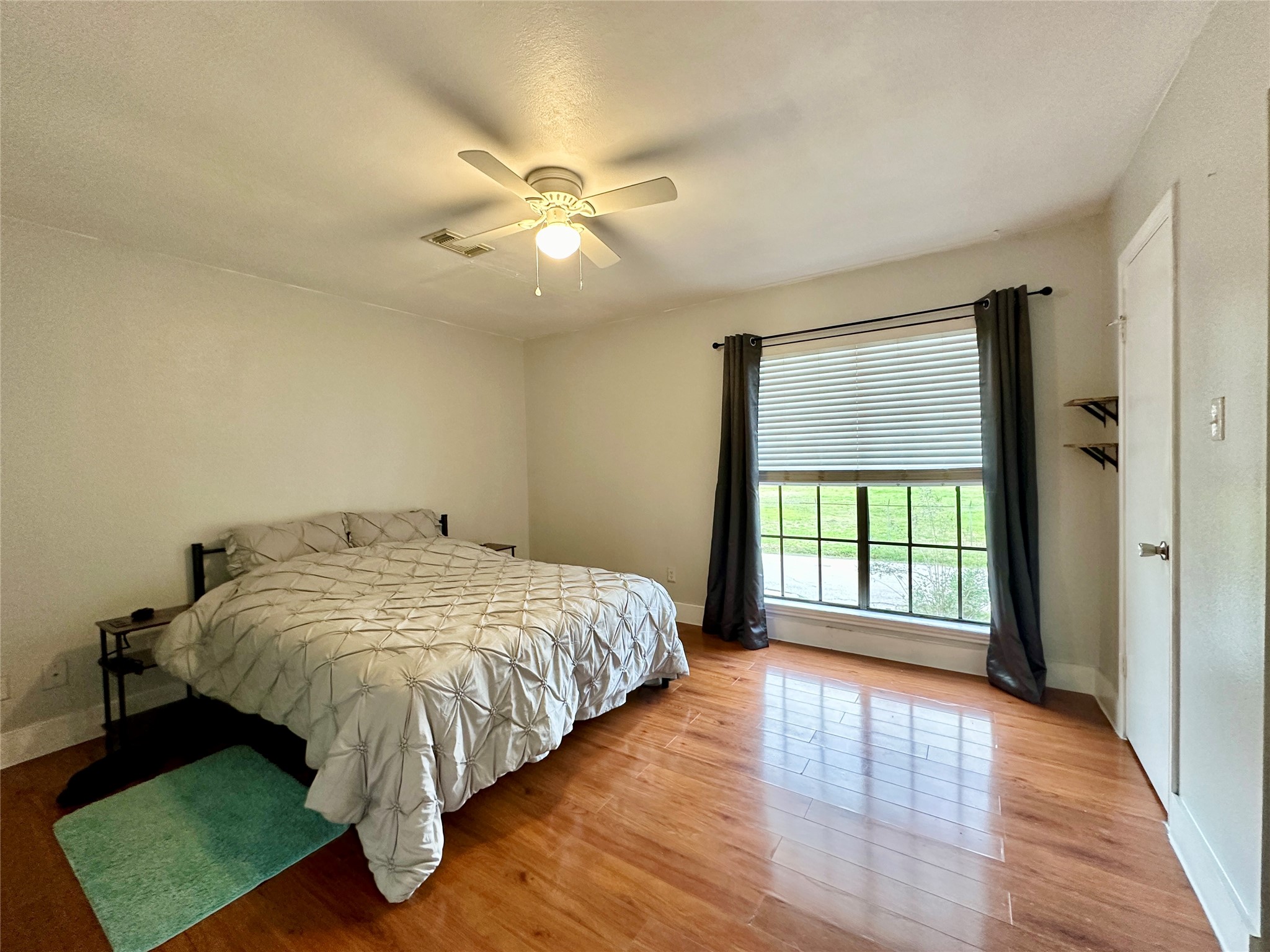 4120 Hartt Street Houston, TX 77025 - Photo 12 of 19 Primary bedroom upstairs has nice closet space.