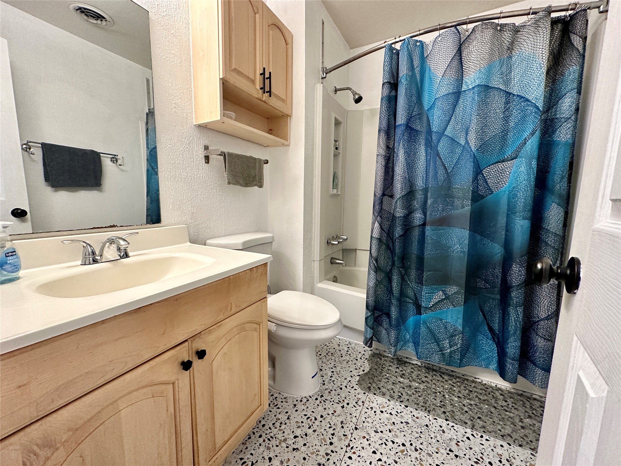 4120 Hartt Street Houston, TX 77025 - Photo 13 of 19 Upstairs full bathroom