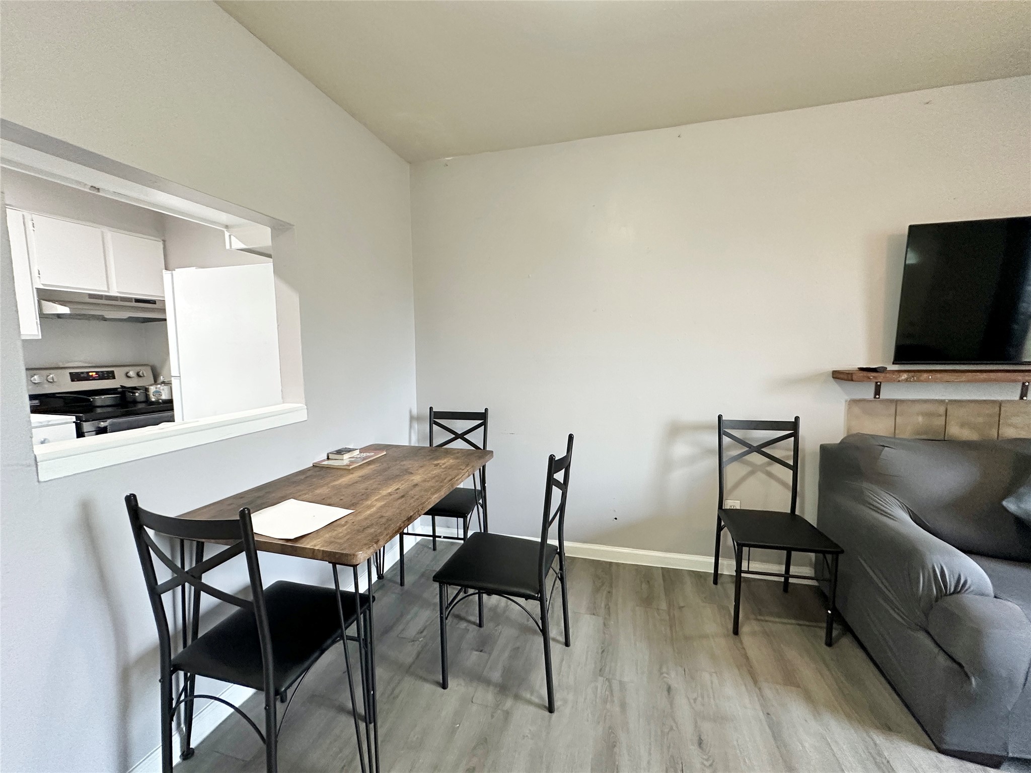 4120 Hartt Street Houston, TX 77025 - Photo 7 of 19 Breakfast room and bar opens to the living area.