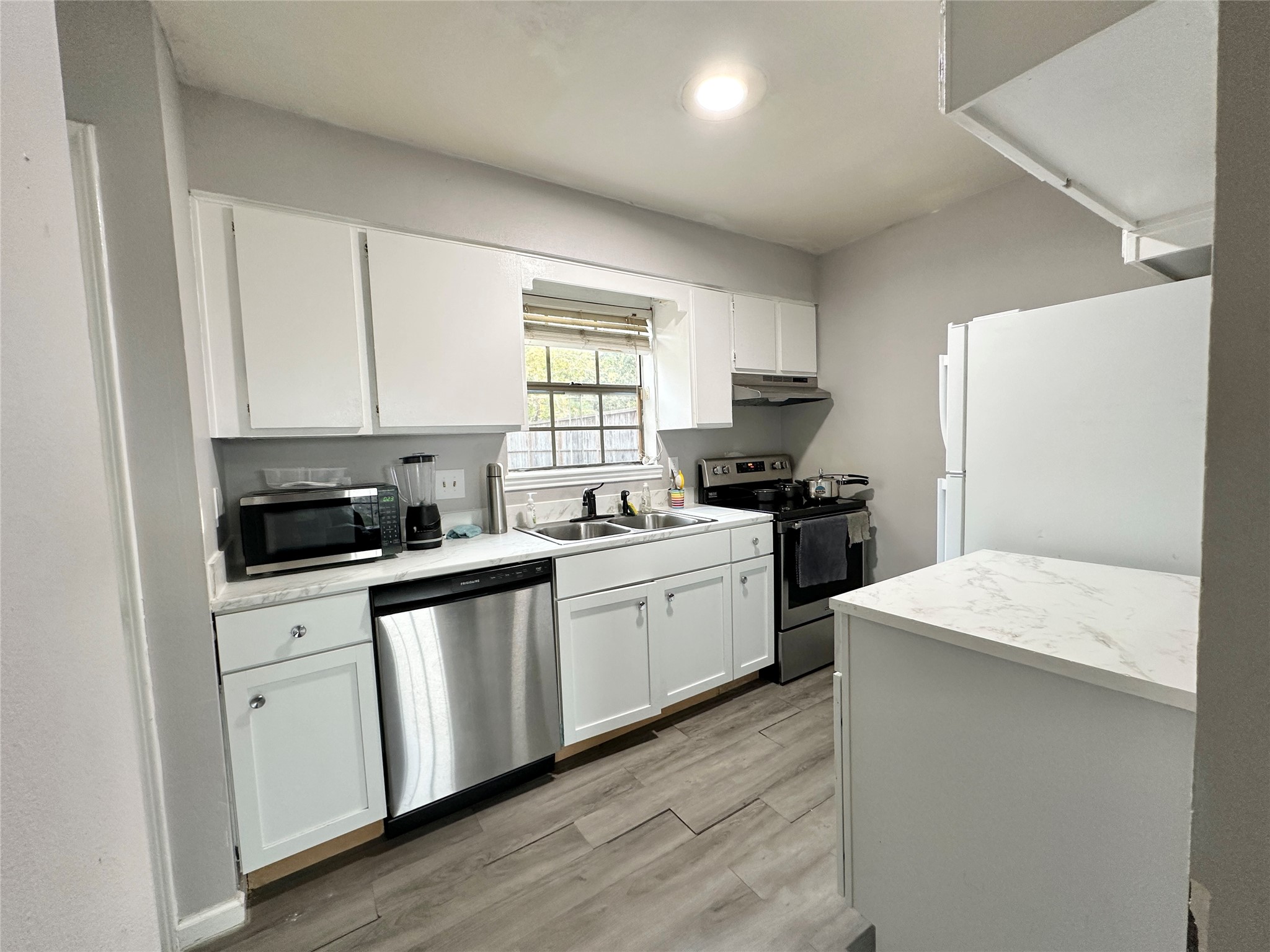 4120 Hartt Street Houston, TX 77025 - Photo 8 of 19 Kitchen with everything you need.