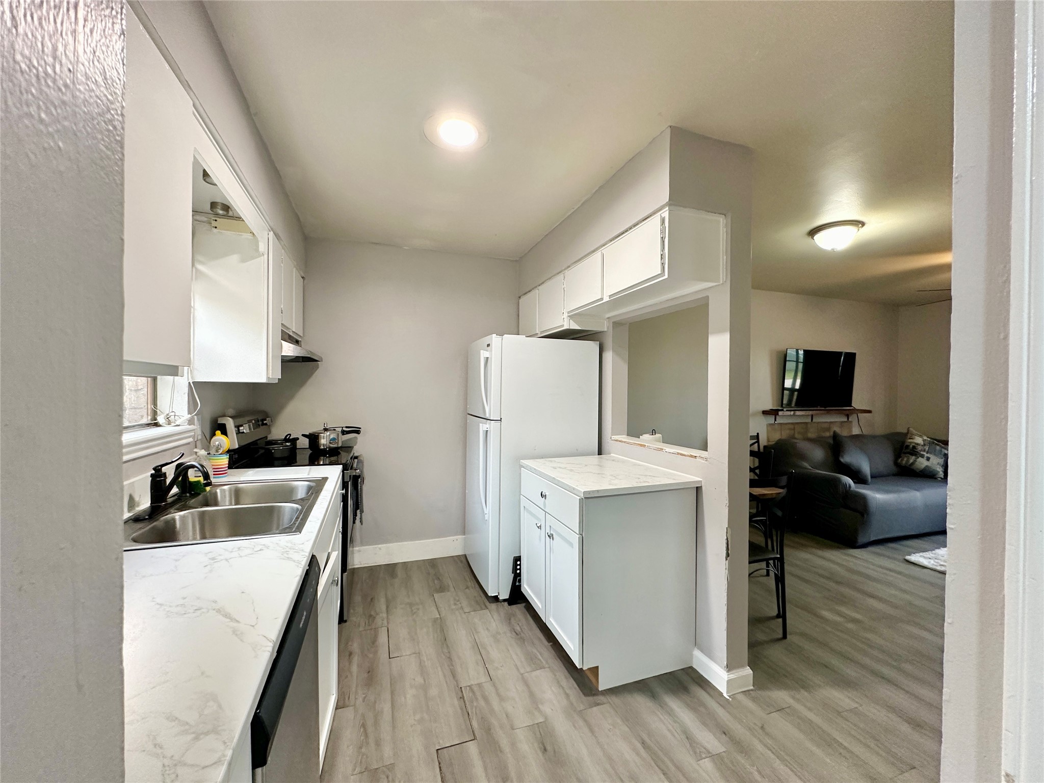 4120 Hartt Street Houston, TX 77025 - Photo 9 of 19 Includes fridge, sink overlooking the back yard.