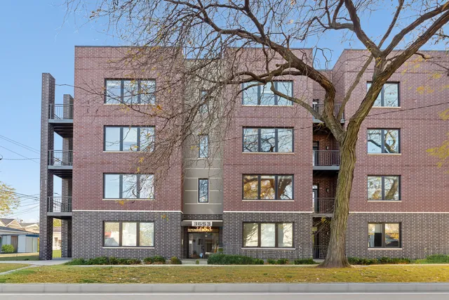 $615,000 | 3653 West Barry Avenue, Unit 2W, Chicago, IL 60618