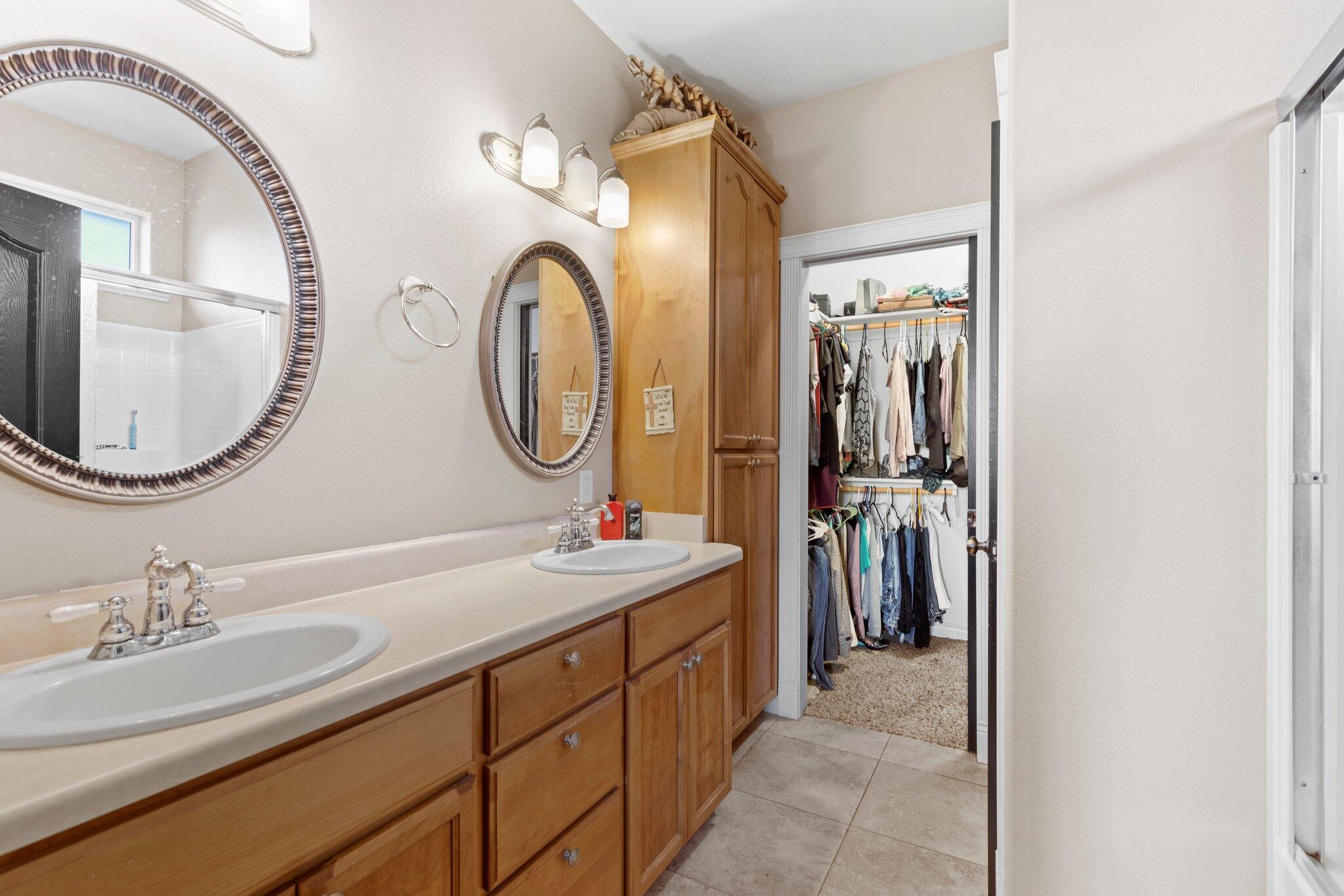878 Ridgeview Drive Eagle Point, OR 97524 - Photo 26 of 39 a bathroom with a sink and a mirror
