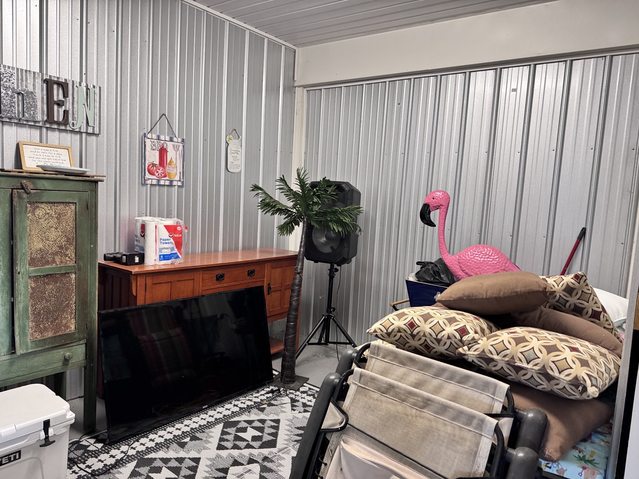 219 Tn River Estates Road Clifton, TN 38425 - Photo 38 of 38 a living room with furniture and a rug