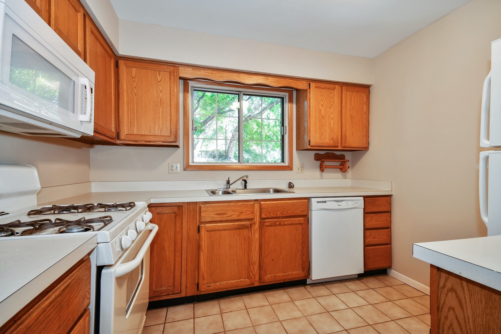 1601 Thames Court, Unit A Wheaton, IL 60189 - Photo 4 of 10