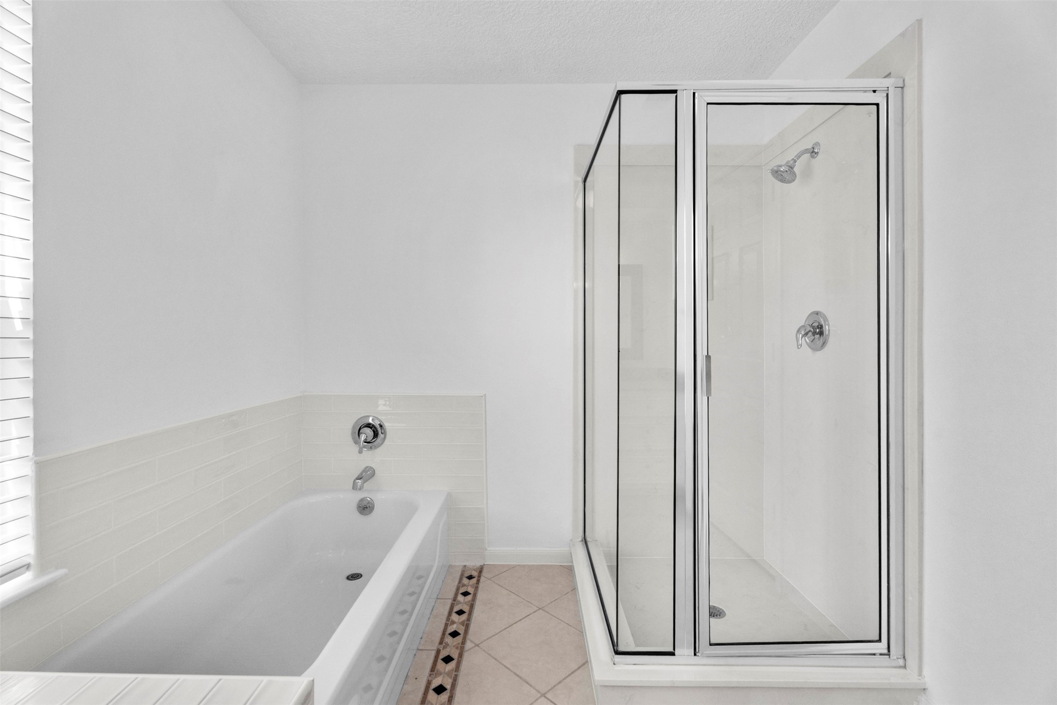 7635 Ameswood Road Houston, TX 77095 - Photo 26 of 39 Full bath upstairs with soaking tub and separate shower.