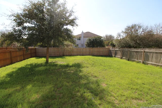 a view of a back yard