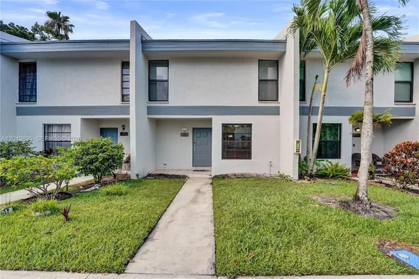 $378,888 | 9220 Northwest 14th Street, Unit 272, Pembroke Pines, FL 33024