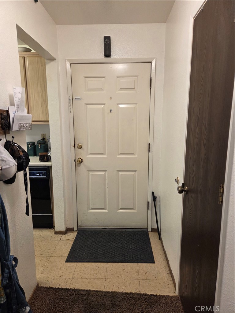 577 North Street Corning, CA 96021 - Photo 3 of 25 INTERIOR FRONT ENTRY