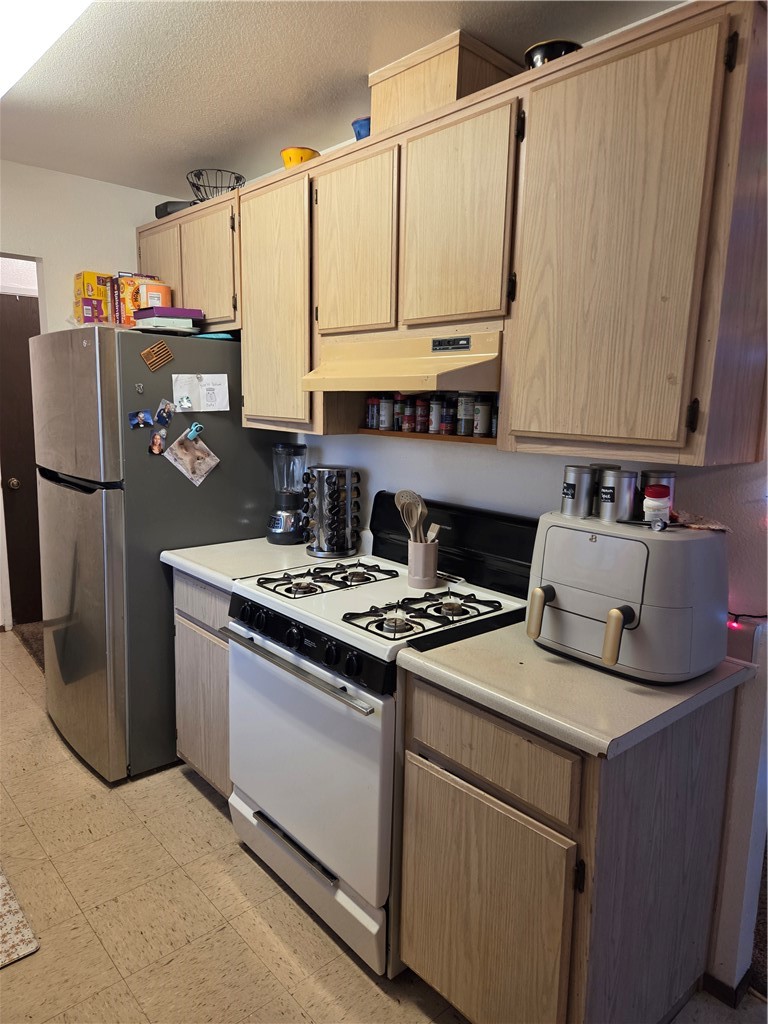 577 North Street Corning, CA 96021 - Photo 5 of 25 KITCHEN