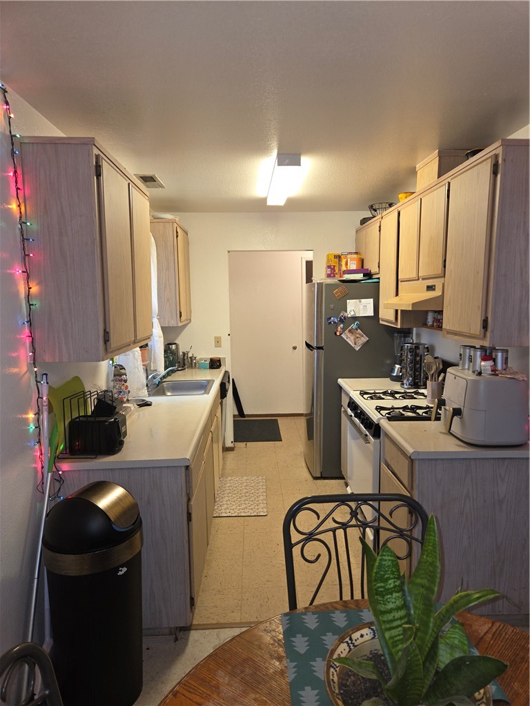 577 North Street Corning, CA 96021 - Photo 7 of 25 KITCHEN