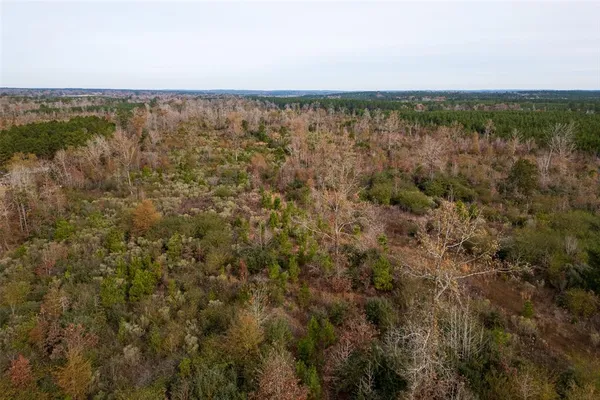a view of a lake with houses in outdoor space